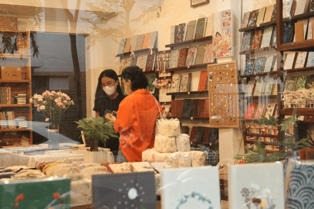 Customers can choose their favorite fabric and create a beautiful handcrafted notebook in just a few minutes (Source: Hợp Handi)